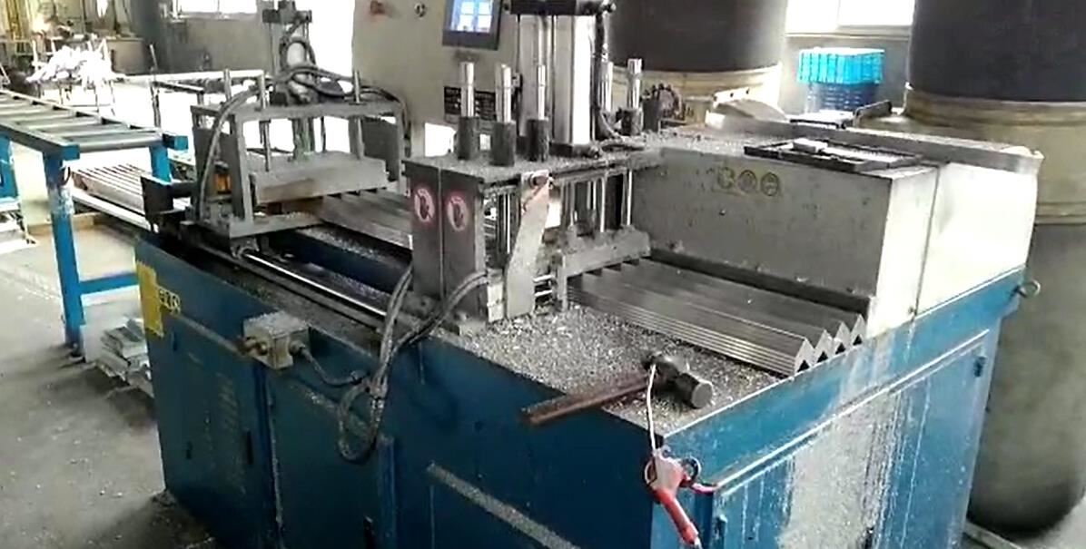 【四川】讓高效率省錢的鋁合金自動角碼機，來彌補成本劇增的門窗行業(yè)